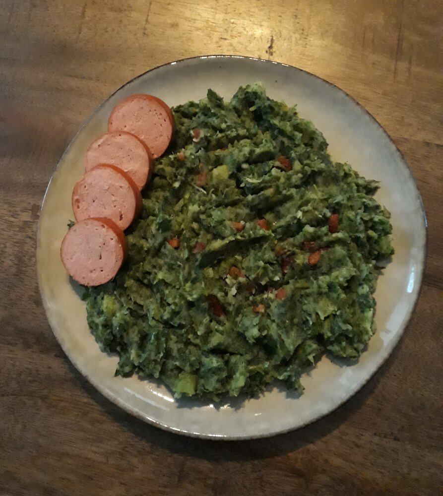 biologische-boerenkool-pastinaak-stamppot-met-rookworst-en-spekjes