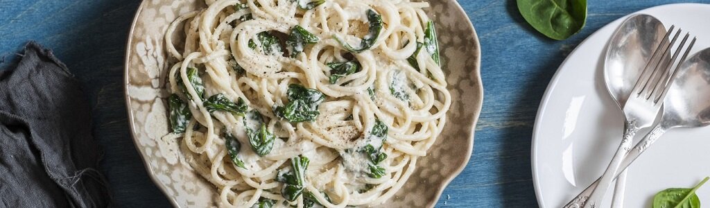 Recept: Citroenspaghetti met mascarpone, spinazie en hazelnoten