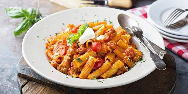 Recept: Macaroni met sugo pronto alla mediterranea