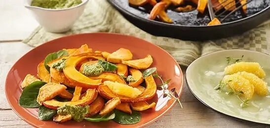 Recept: Geroosterde pompoen met zoete aardappel en notenpesto