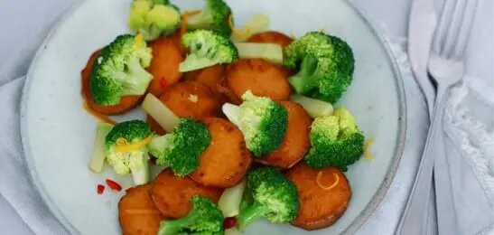 Recept: Zoete aardappel met broccoli en sinaasappeldressing