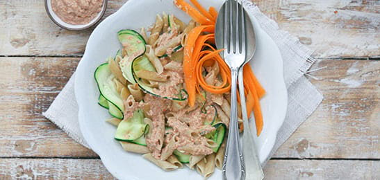 Recept: Pastasalade met groentelinten en amandelsaus