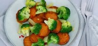 Recept: Zoete aardappel met broccoli en sinaasappeldressing