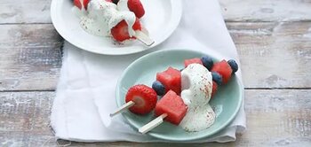 Recept: Fruitspiesjes met zomerfruit