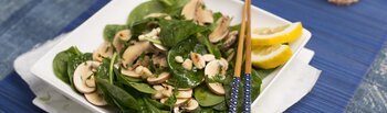 Recept: Paddenstoelensalade met spinazie en amandelen