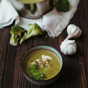 Recept: Broccolisoep met zalm of pompoenblokjes