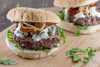 Recept: Hamburgers met kaas en spek