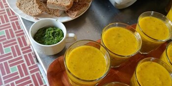 Recept: Koude soep van courgette, augurk en peterselie