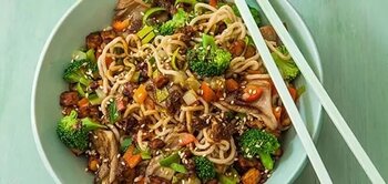 Recept: Noedelsalade met tempeh en sojadressing