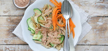 Recept: Pastasalade met groentelinten en amandelsaus