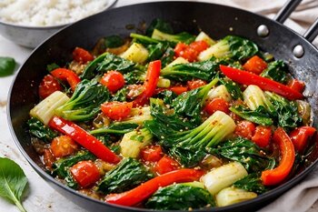 Recept: Roerbak met paprika, paksoi, spinazie en tomaat